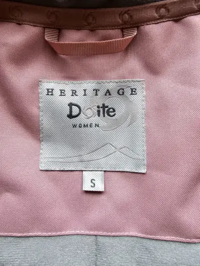 Chaqueta impermeable rosa con capucha - miniatura 3