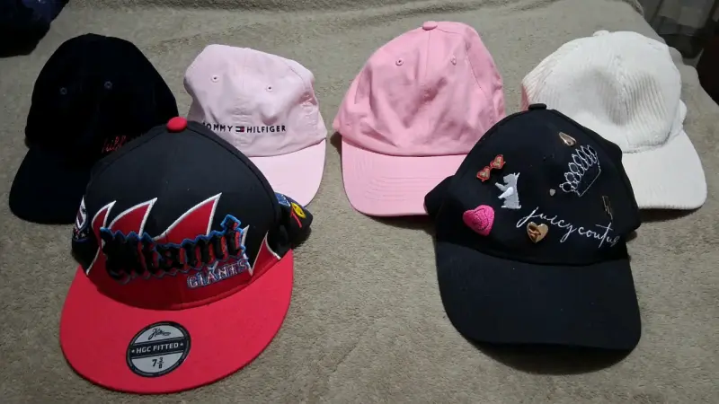 Lote de seis gorras variadas