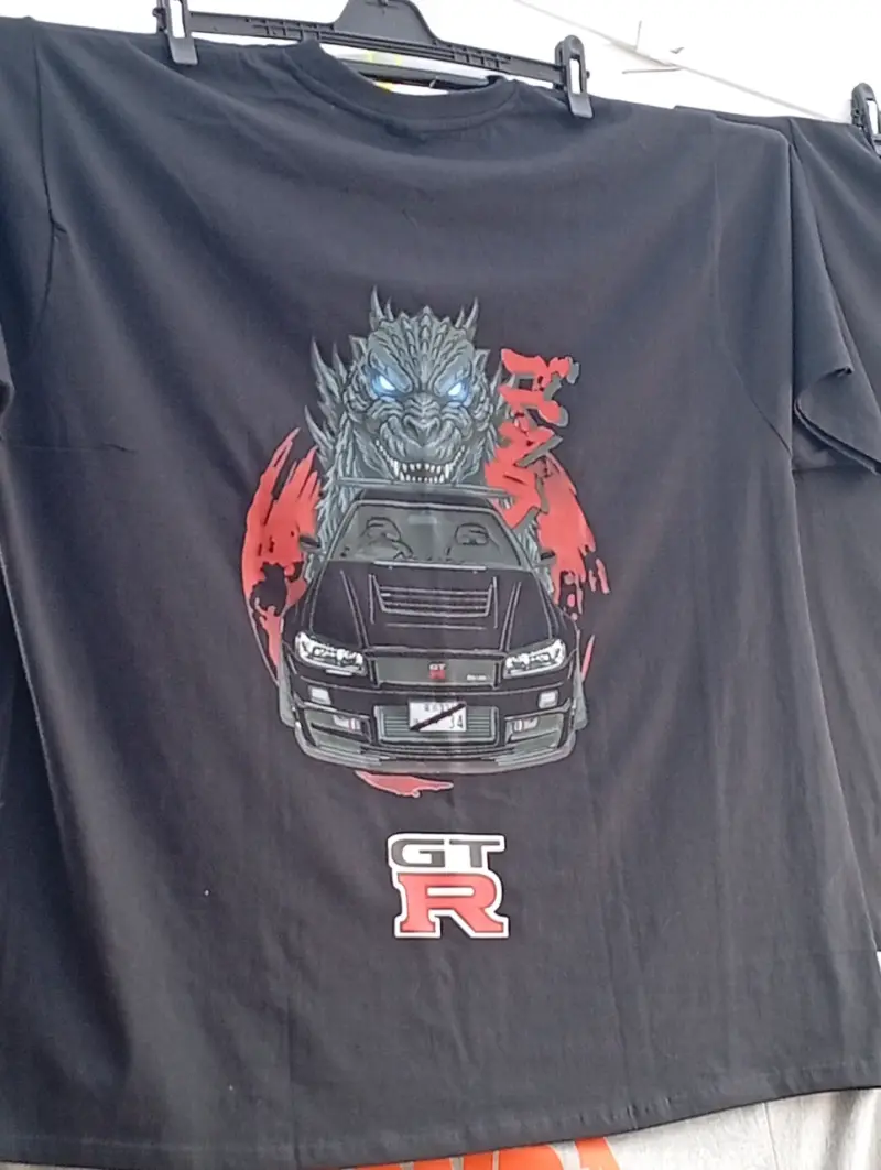 Polera negra con diseño GT-R