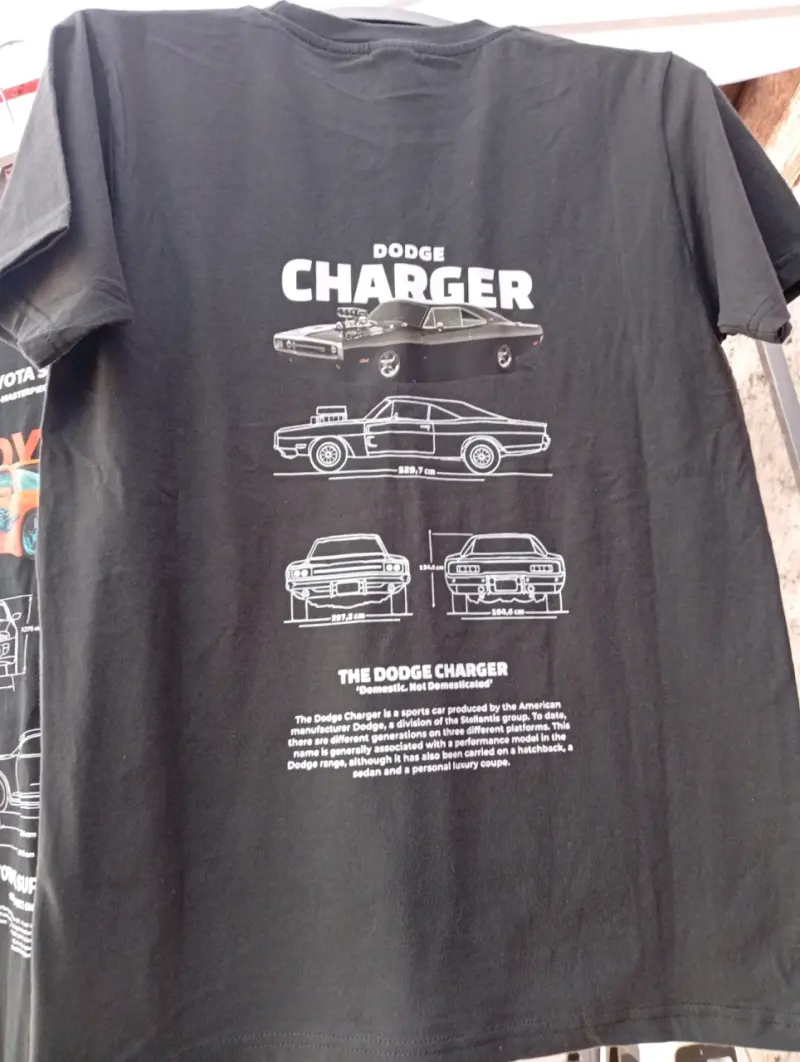 Polera negra Dodge Charger