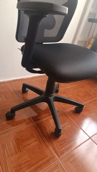 Silla de oficina ergonómica negra - miniatura 4