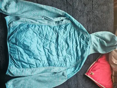 Chaqueta deportiva azul con capucha - miniatura 2