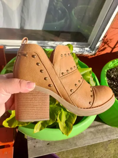 Botines camel con tachas - miniatura 1