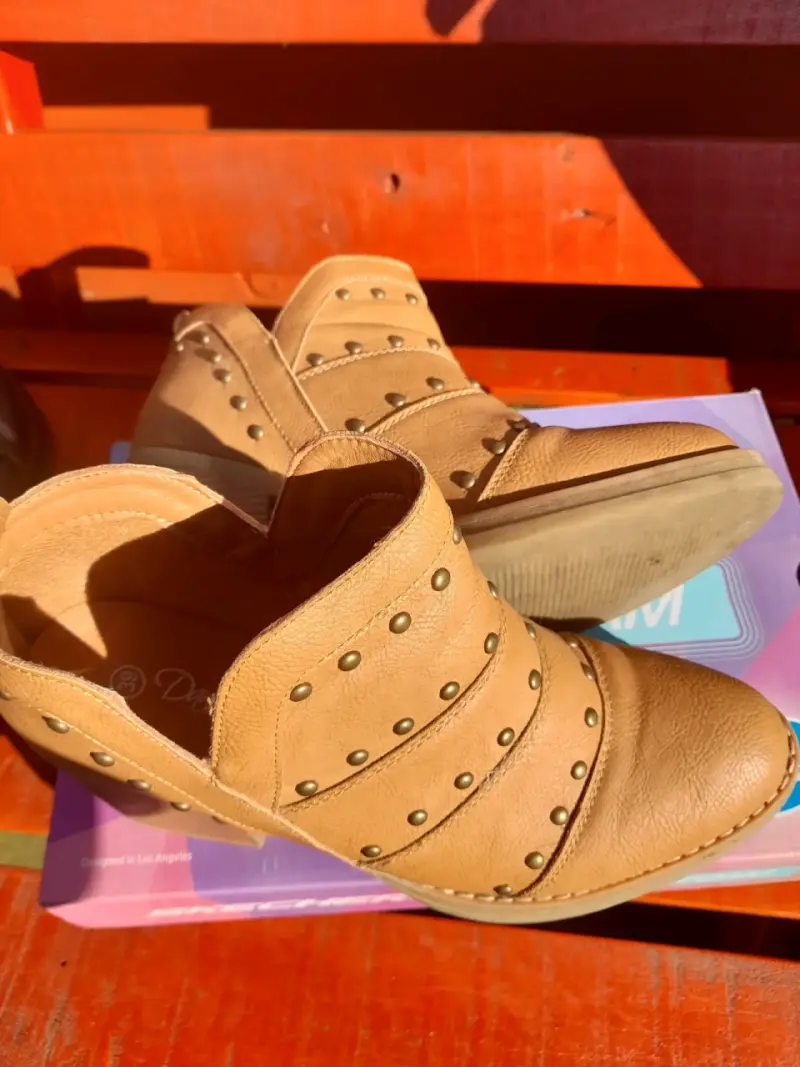 Botines camel con tachas - 2