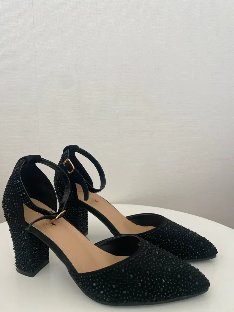 Tacones negros con brillantes