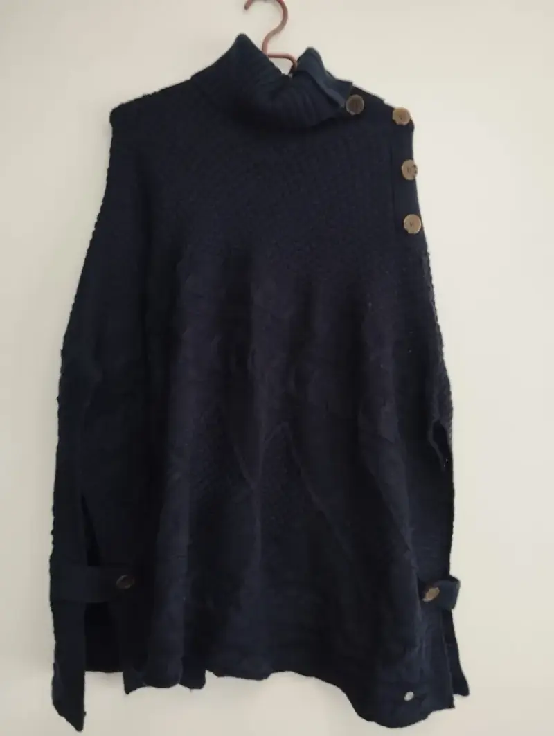 Poncho de lana con botones