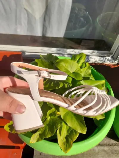 Sandalias blancas de tacón medio - miniatura 1
