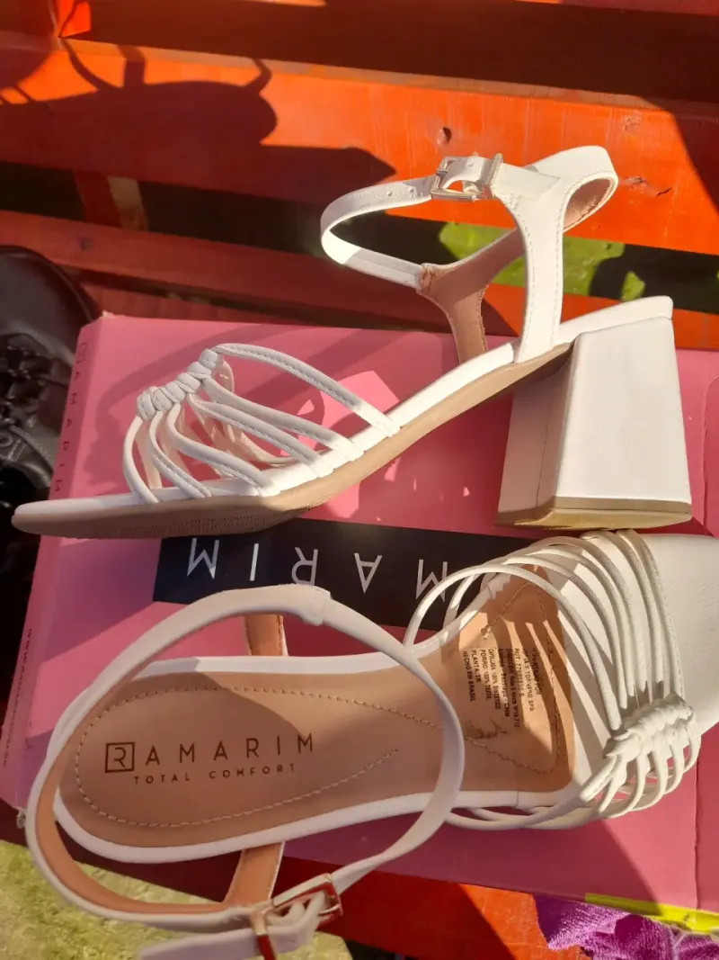 Sandalias blancas de tacón medio - 2