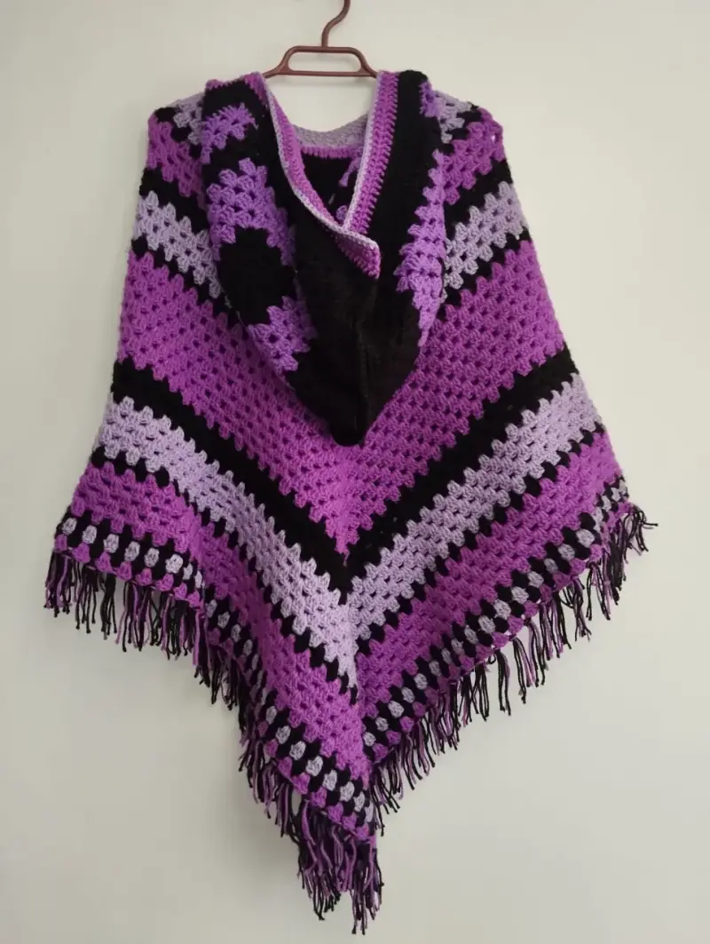 Poncho de lana artesanal con gorro - 1