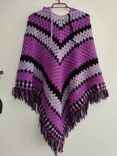 Poncho de lana artesanal con gorro - miniatura 2