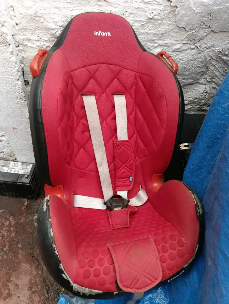 Silla de auto infantil roja