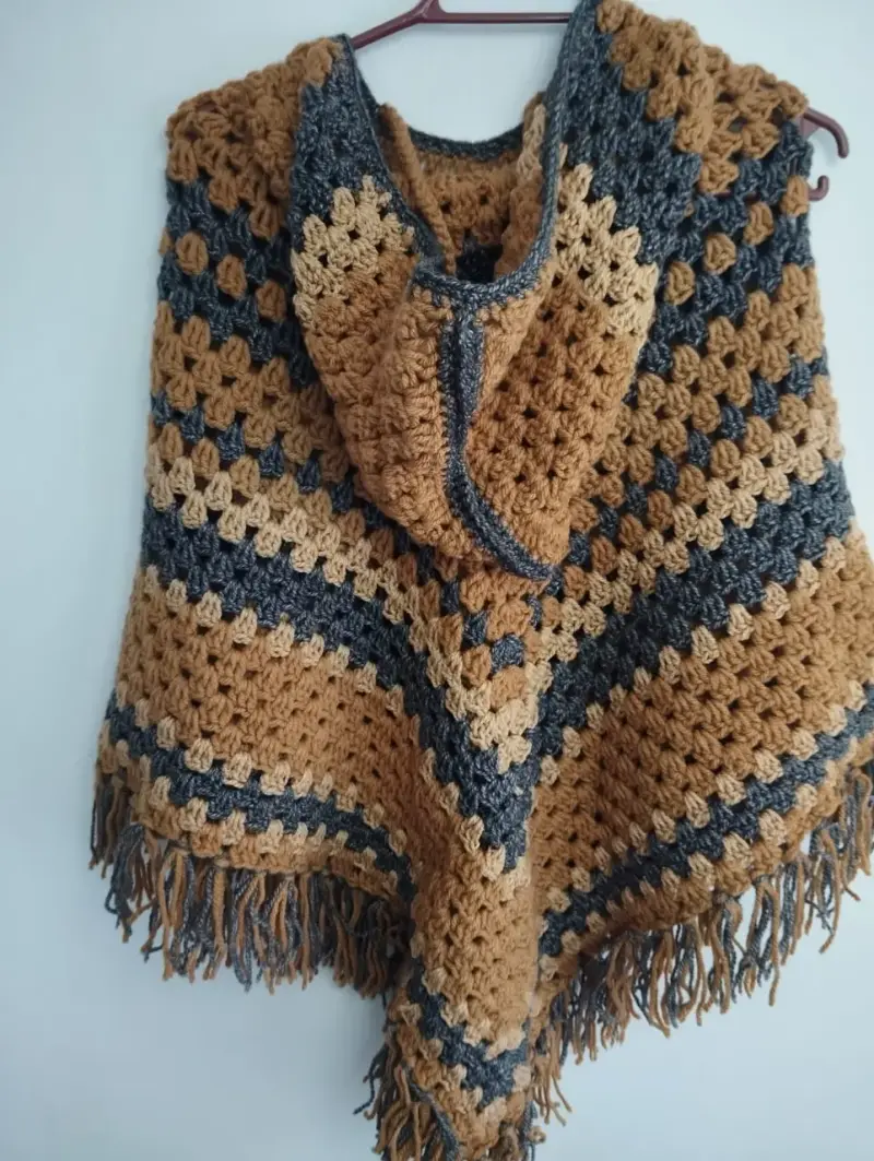 Poncho de lana artesanal con gorro