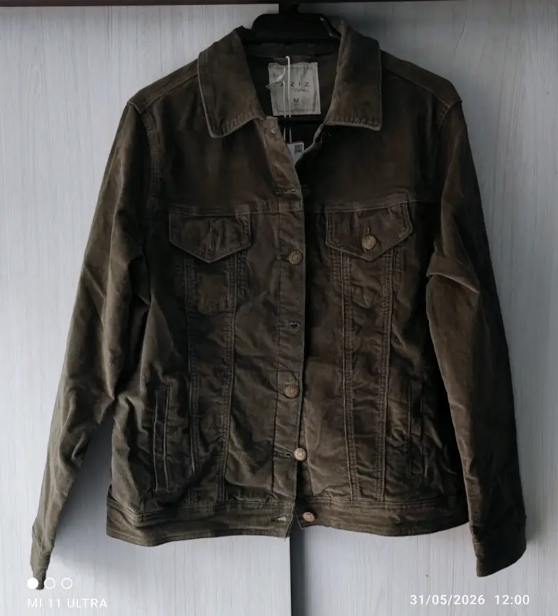 Chaqueta de mezclilla café.
