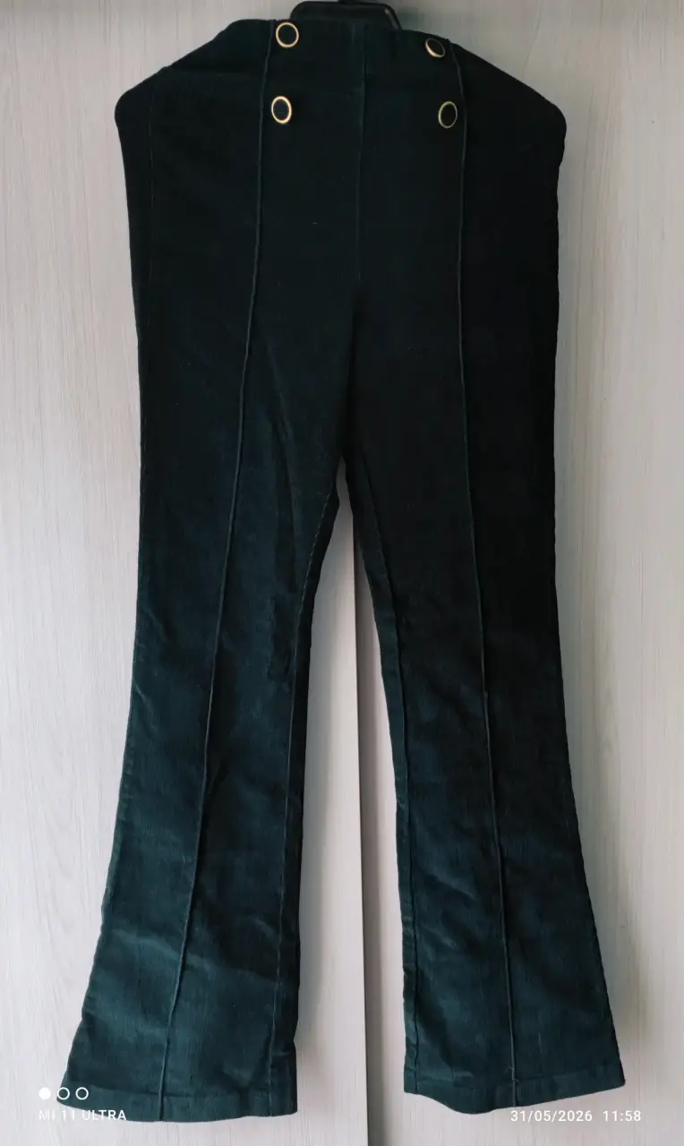 Pantalones acampanados verdes