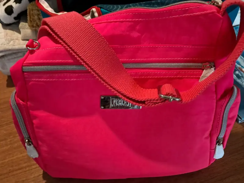 Hermoso Bolso Fucsia marca Everlast - 1