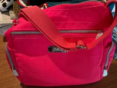 Hermoso Bolso Fucsia marca Everlast - miniatura 1