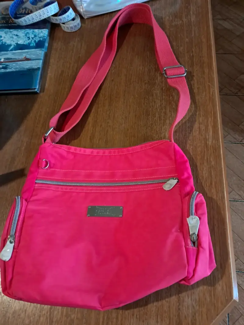 Hermoso Bolso Fucsia marca Everlast - 2
