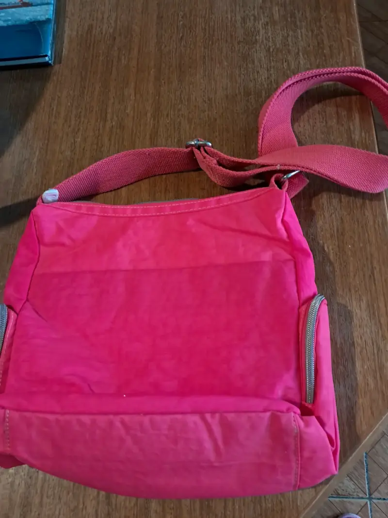 Hermoso Bolso Fucsia marca Everlast - 3
