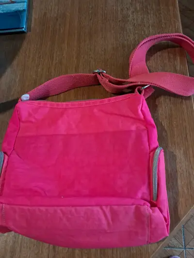 Hermoso Bolso Fucsia marca Everlast - miniatura 3