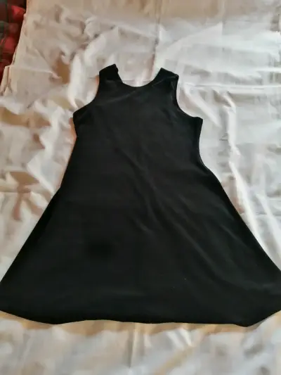 Vestido negro sin mangas - miniatura 2