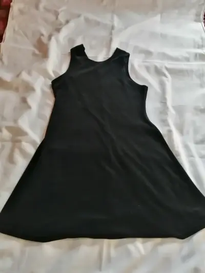 Vestido negro sin mangas - miniatura 3