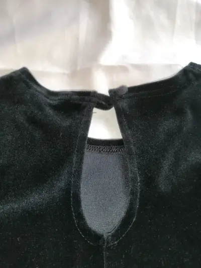 Vestido negro sin mangas - miniatura 6