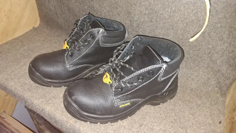 Botas de cuero negro aislante