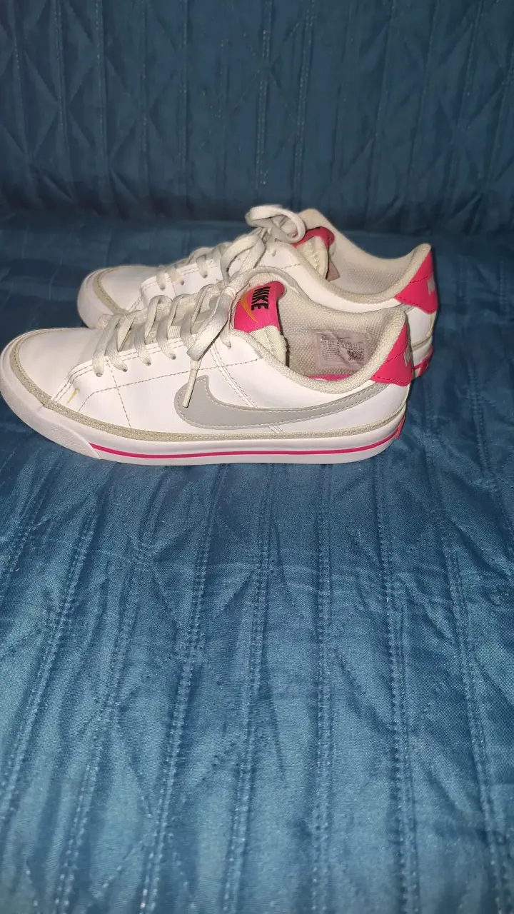 Zapatillas blancas Nike con detalle rosa - 1