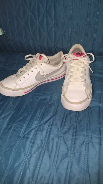 Zapatillas blancas Nike con detalle rosa - miniatura 2
