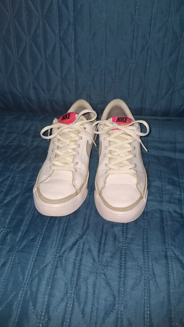 Zapatillas blancas Nike con detalle rosa - 3