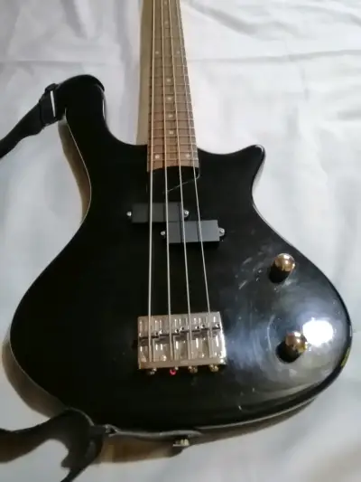Bajo eléctrico negro de 4 cuerdas - miniatura 1