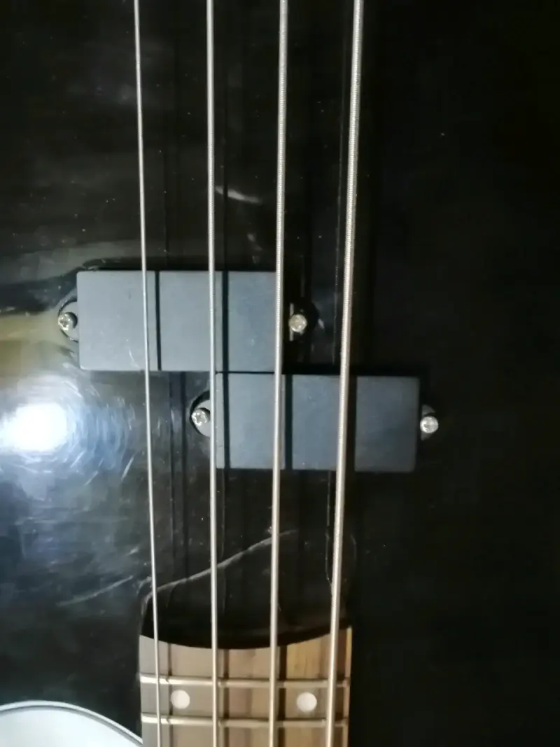 Bajo eléctrico negro de 4 cuerdas - 4