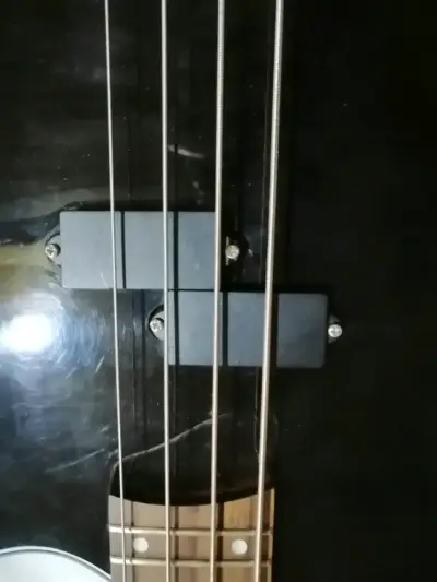 Bajo eléctrico negro de 4 cuerdas - miniatura 4