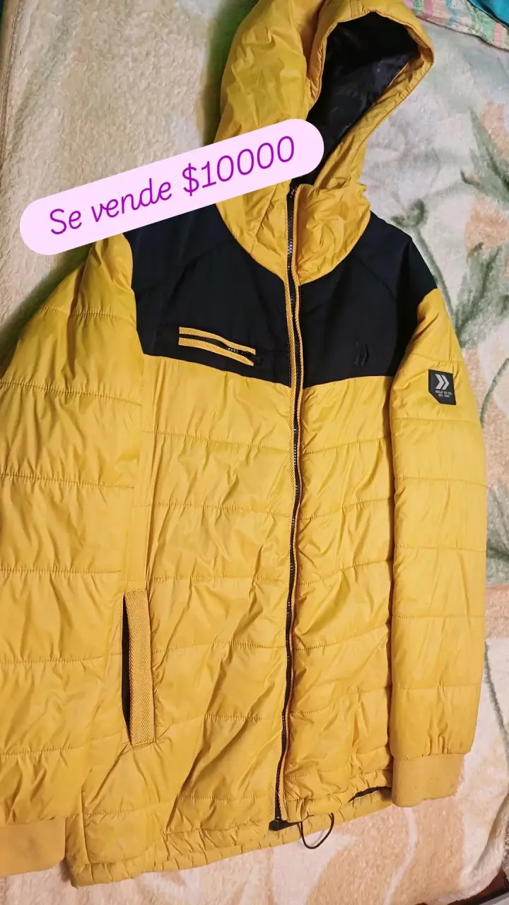 Chaqueta amarilla con capucha