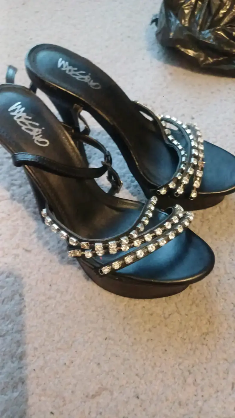 Sandalias negras con pedrería