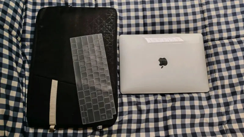 Laptop MacBook con funda negra - 1