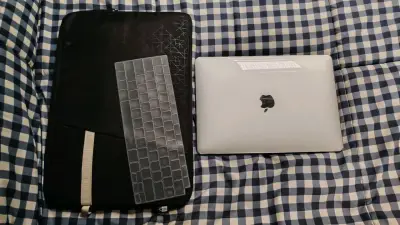 Laptop MacBook con funda negra - miniatura 1
