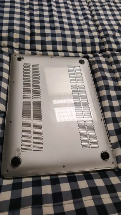 Laptop MacBook con funda negra - miniatura 2