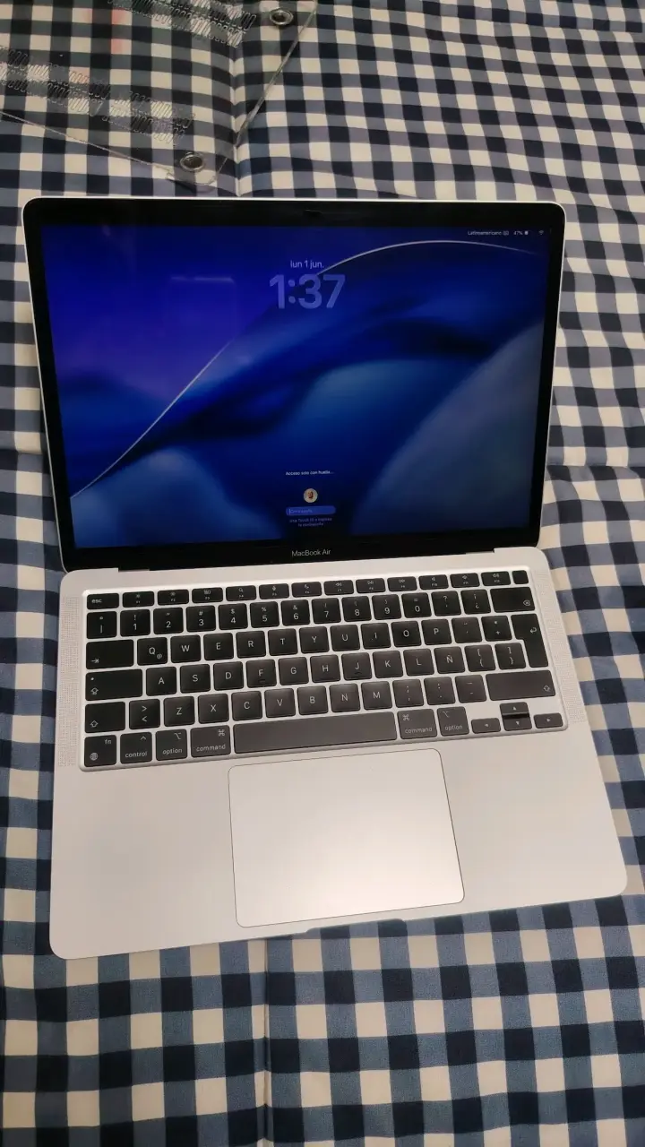 Laptop MacBook con funda negra - 5