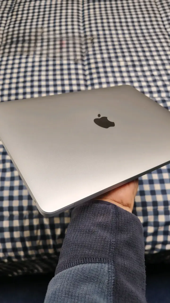Laptop MacBook con funda negra - 6