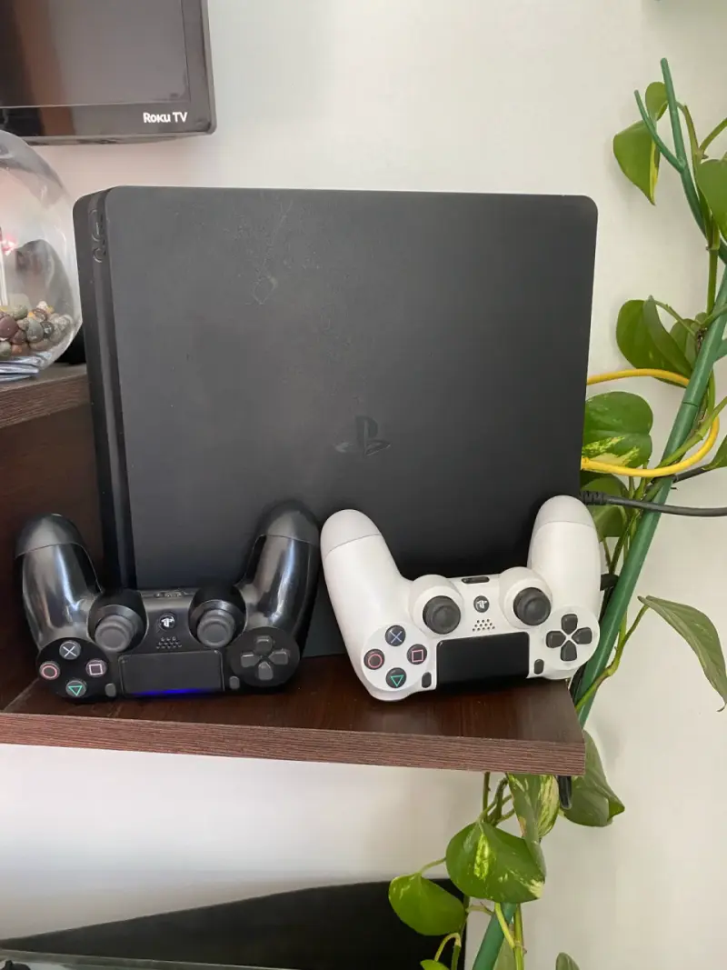 Consola PlayStation 4 negra con mandos - 1