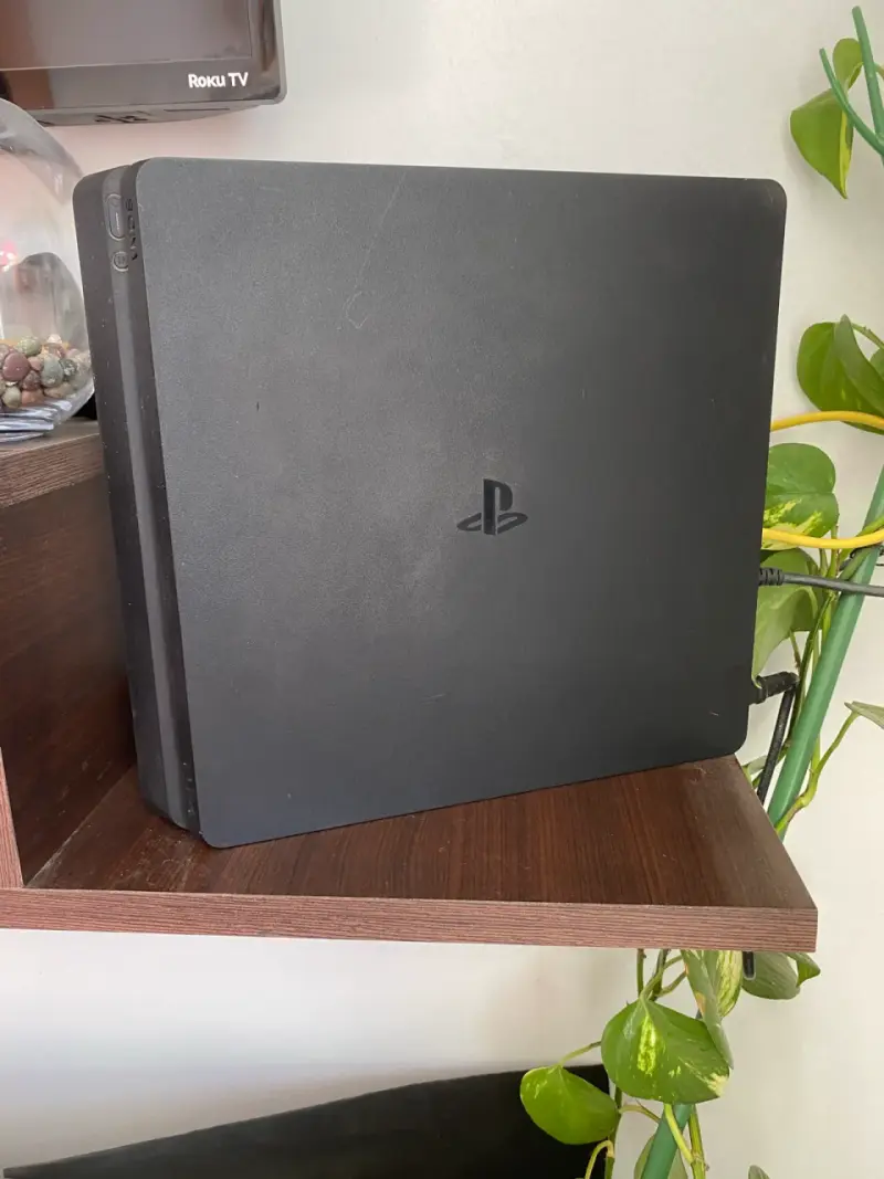 Consola PlayStation 4 negra con mandos - 2