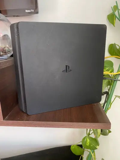 Consola PlayStation 4 negra con mandos - miniatura 2