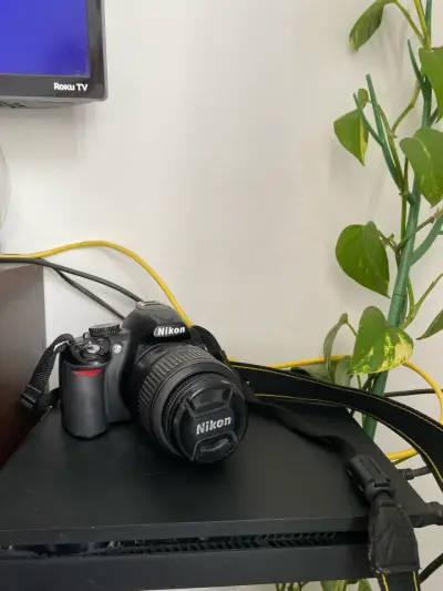 Cámara Nikon D3100 con cargador - miniatura 3