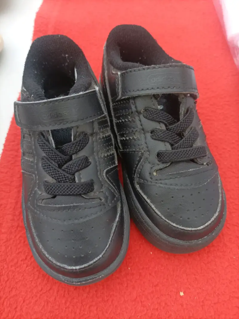 Zapatillas negras bebe número 20