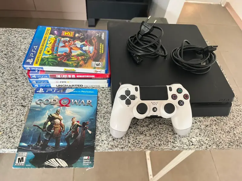 Consola PS4 con juegos y control