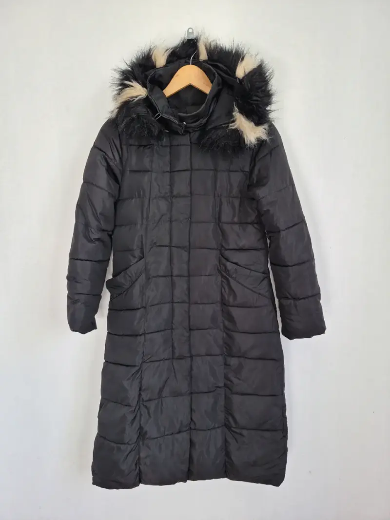 Parka larga negra con capucha