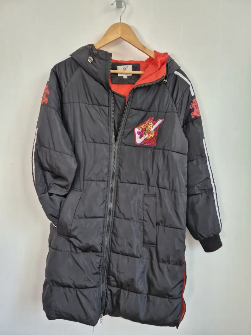 Parka negra con diseño bordado - 1