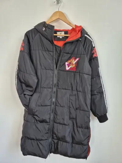 Parka negra con diseño bordado - miniatura 1