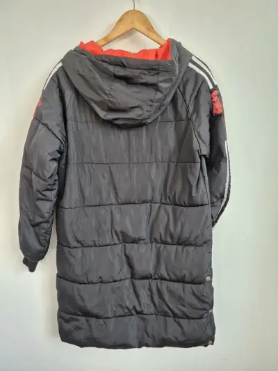 Parka negra con diseño bordado - miniatura 2